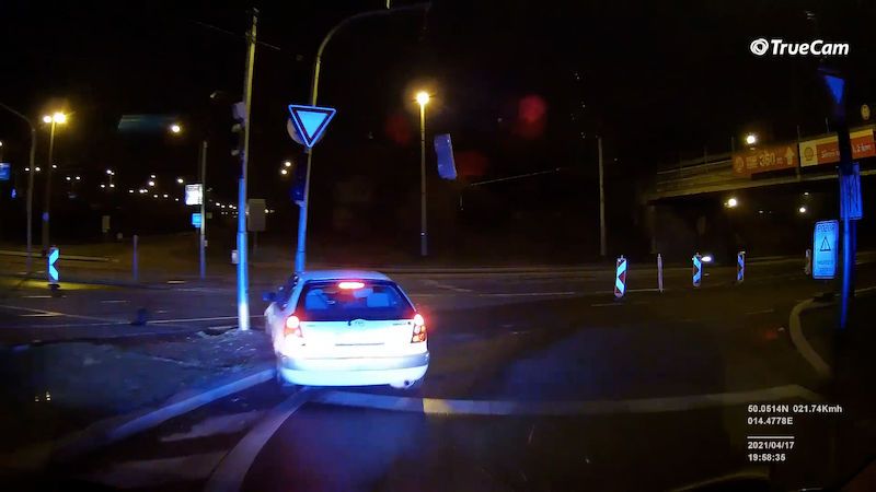 Nezvyklá honička noční Prahou: Řidič zběsile kličkoval, na policisty tasil pepřák
